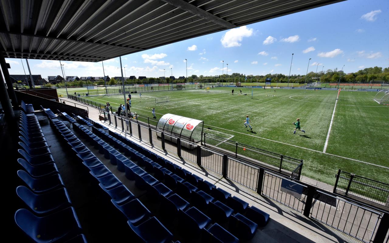 Veel gemeenten zitten financieel krap vanwege tekorten in de jeugdzorg. Leeuwarden bezuinigde vorig jaar twee miljoen euro. Zo werd de aanleg van een sportveld in De Zuidlanden, waar ook sportpark Wiarda ligt (foto) geschrapt. Veel gemeenten zitten financieel krap vanwege tekorten in de jeugdzorg. Leeuwarden bezuinigde vorig jaar twee miljoen euro. Zo werd de aanleg van een sportveld in De Zuidlanden, waar ook sportpark Wiarda ligt (foto) geschrapt.