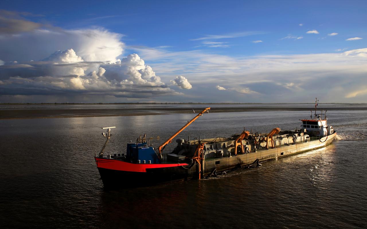 Een baggerschip op de Waddenzee bij Holwert. Een baggerschip op de Waddenzee bij Holwert.