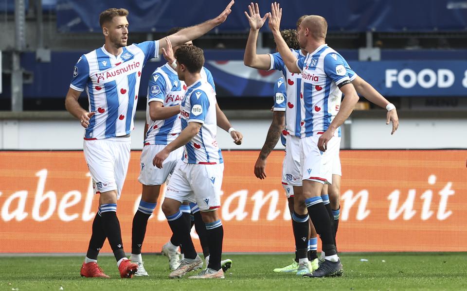 Blijdschap bij de spelers van sc Heerenveen na de 1-1 van Amin Sarr (niet zichtbaar).