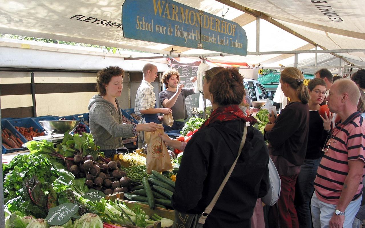 Een marktkraam met biologische groente. Een marktkraam met biologische groente.