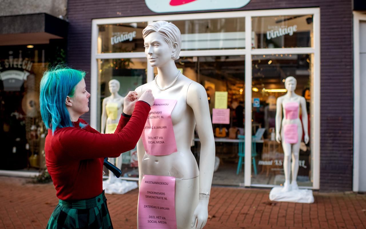 Hilda Hobma van Looks Like Vintage Store in Drachten voert met naakte paspoppen actie tegen de lockdown voor winkels.