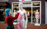 Hilda Hobma van Looks Like Vintage Store in Drachten voert met naakte paspoppen actie tegen de lockdown voor winkels.