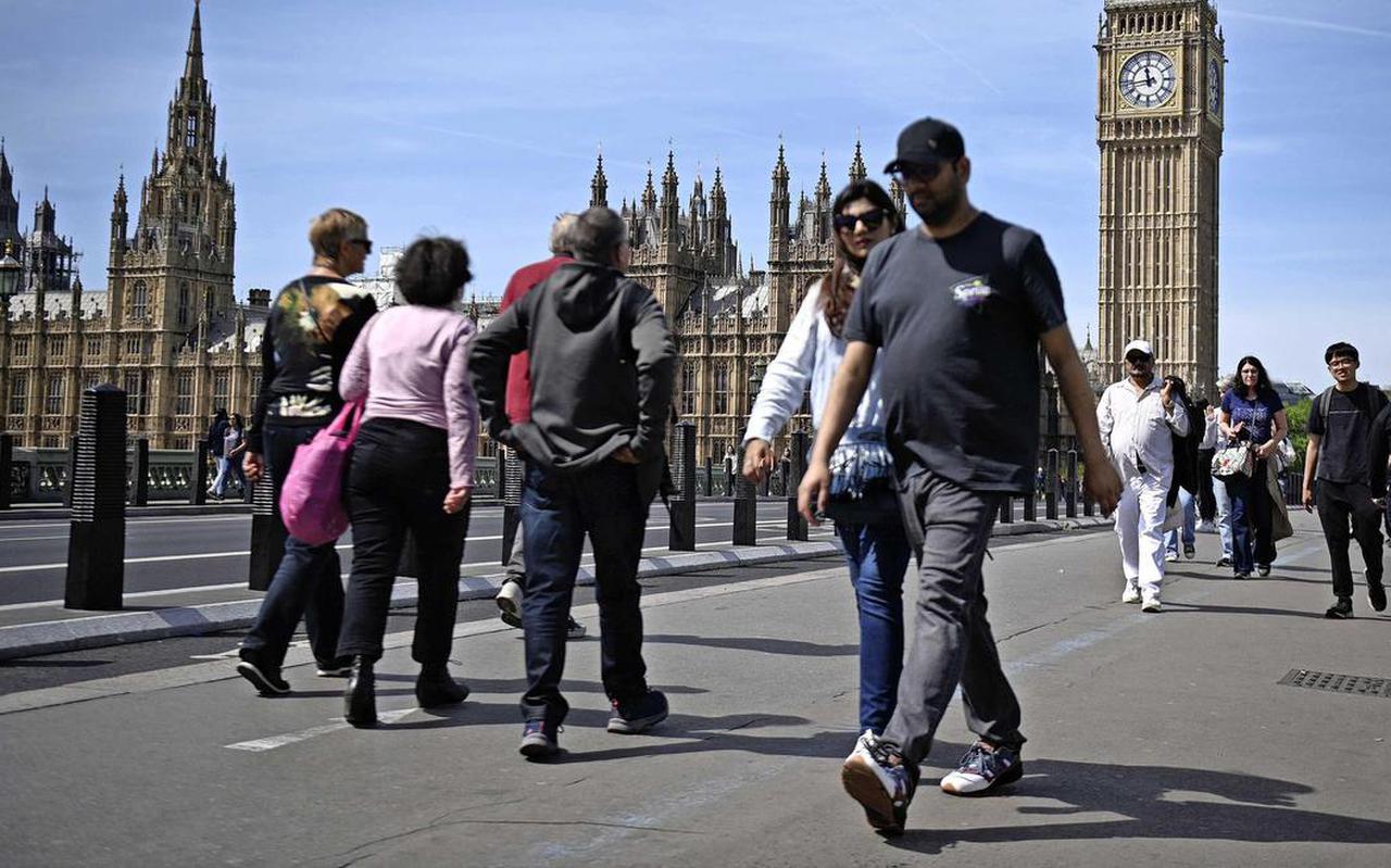 Britten passeren het Lagerhuis in Londen. De regerende Conservatieven zien zich er opnieuw geconfronteerd met een schandaal.