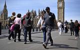 Britten passeren het Lagerhuis in Londen. De regerende Conservatieven zien zich er opnieuw geconfronteerd met een schandaal.