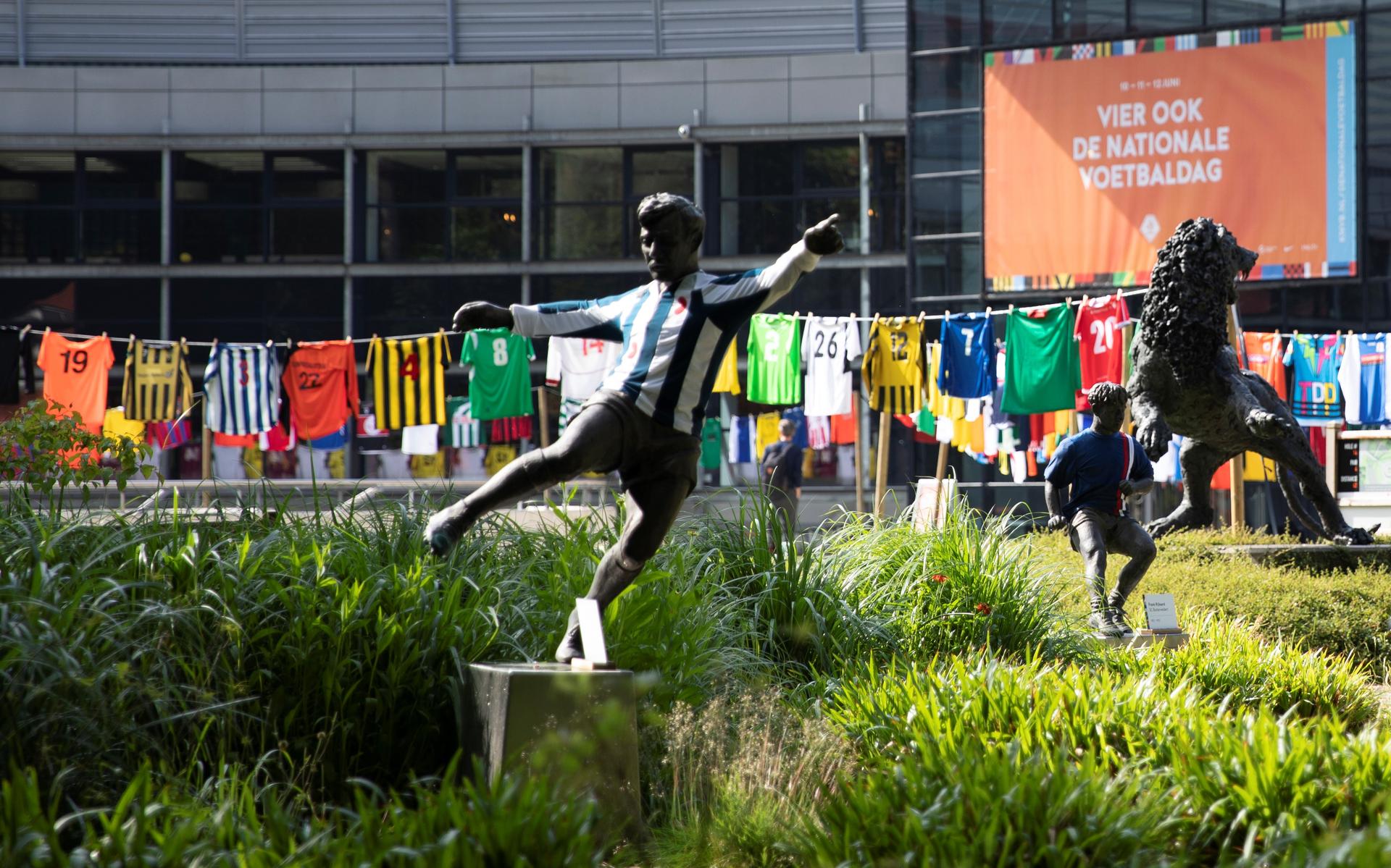 Abe heeft z'n oude vertrouwde shirt weer aan en glorieert in volle Friese glorie op het KNVB-sportco
