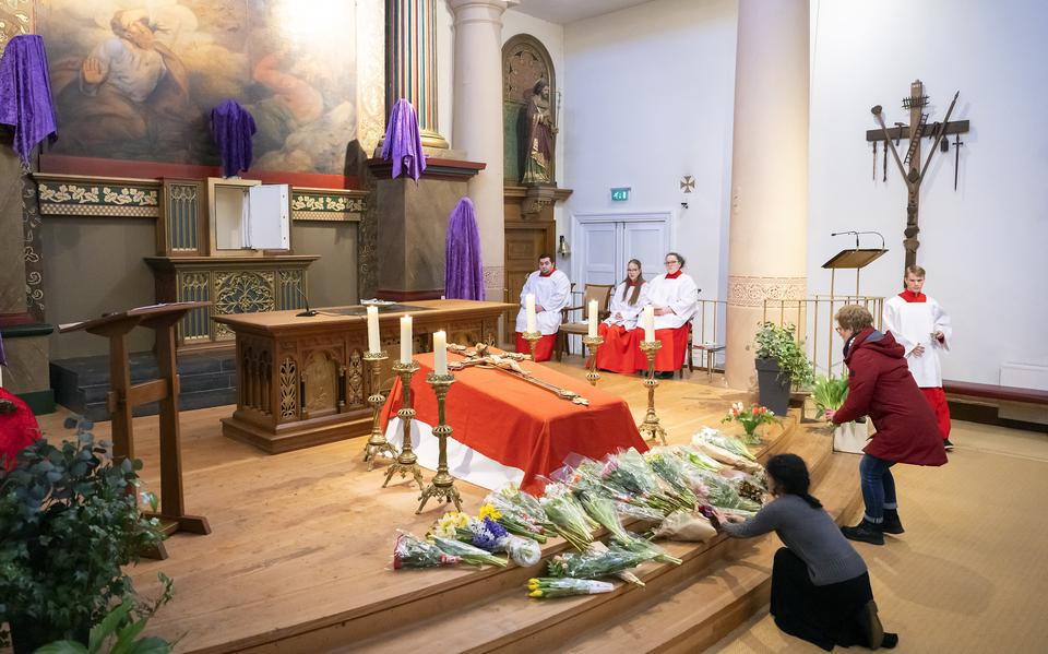 In de Maria Geboortekerk in Dronryp vond vrijdagavond de kruisverering-viering plaats, waarbij jong en oud meegebrachte bloemen bij het kruis konden leggen