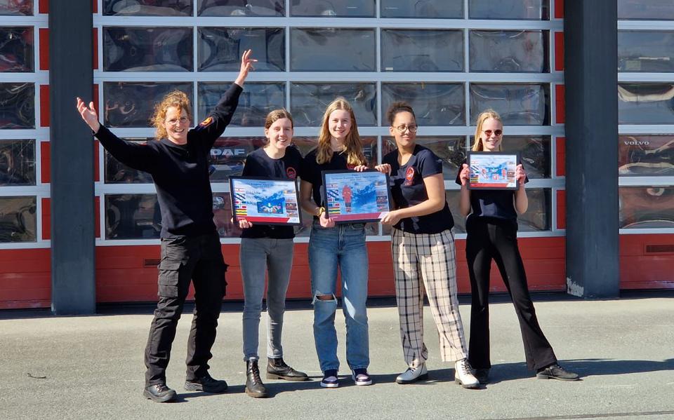 Ilse, Lisette, Maaike en Janna, de tweedejaarsleerlingen Technasiumleerlingen die de Technasium Brandweer Award 2023 wonnen. 