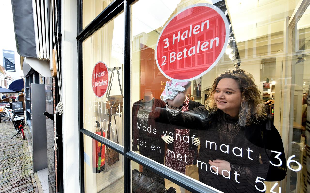 Kelly Efdé, eigenaar van winkel Bags & Boots in Leeuwarden, is bezig is met het herinrichten van de winkel, in aanloop naar de versoepelingen van zaterdag. Kelly Efdé, eigenaar van winkel Bags & Boots in Leeuwarden, is bezig is met het herinrichten van de winkel, in aanloop naar de versoepelingen van zaterdag.