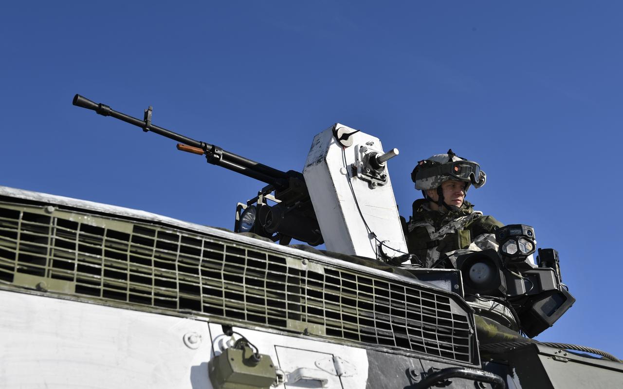 Een Finse militair tijdens een militaire oefening in Zweden in 2019, waar ook de Zweden, Noren, Britten en Amerikanen aan mee deden. Een Finse militair tijdens een militaire oefening in Zweden in 2019, waar ook de Zweden, Noren, Britten en Amerikanen aan mee deden.