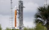 De raket SLS staat al klaar op het lanceerplatform van het Kennedy Space Center bij Cape Canaveral