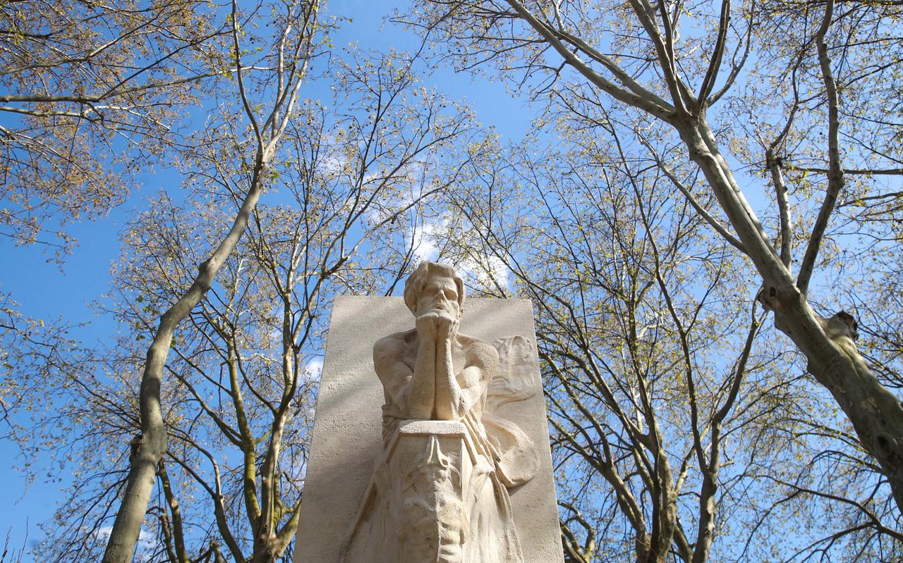 De cenotaaf van de Franse dichter Charles Baudelaire op begraafplaats Montparnasse in Parijs. 
