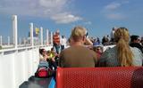 Toeristen op de veerboot vanaf Schiermonnikoog. 