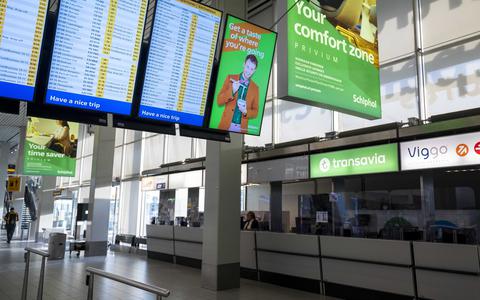 Informatieborden met vluchtgegevens op luchthaven Schiphol. Er kunnen minder reizigers gebruikmaken van Schiphol deze zomer. De luchthaven legt zichzelf een maximaal aantal reizigers per dag op deze zomer. In juli komt dat uit op zo'n 67.500 reizigers en in augustus 72.500. Om dat te bereiken moeten er vluchten worden geschrapt. 