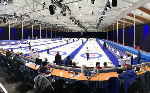 Het middenterrein van de Elfstedenhal staat tot en met zaterdag 18 december in het teken van het curling.