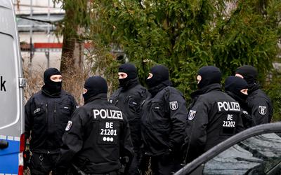 Duitse agenten tijdens een inval in een woning in Berlijn. 
