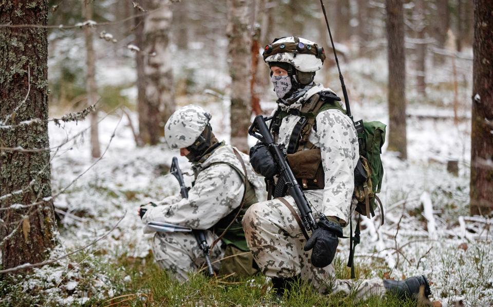 Rekruten van de grenswacht tijdens de training in het bos. Ze brengen de nacht buiten door bij temperaturen die dalen tot dertig graden onder nul. 