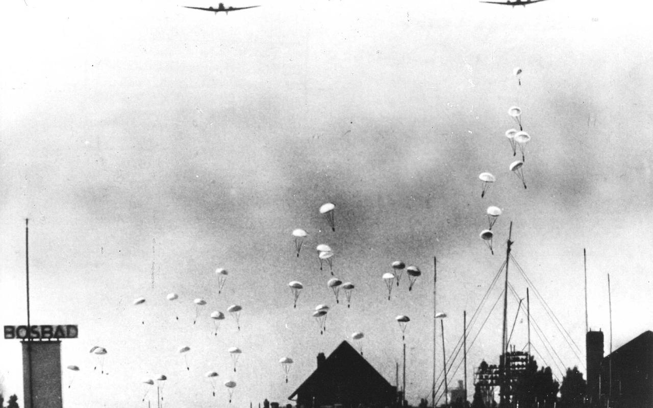 Parachutisten van het Duitse invasieleger op 10 mei 1940 boven de Tedingerbroekpolder vlak bij vliegveld Ypenburg bij Den Haag. 
