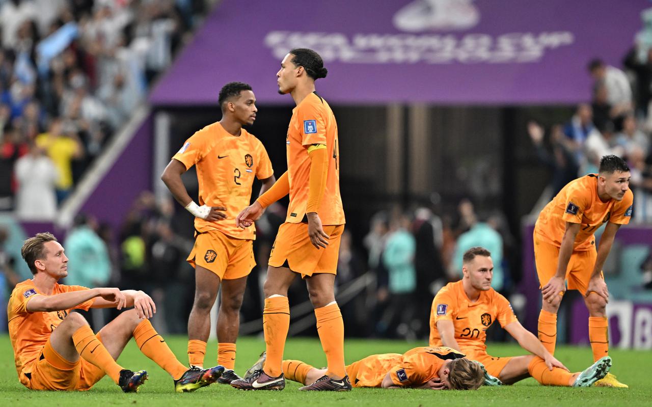 Spelers van Oranje na het verlies in de kwartfinale van het WK 2022 tegen Argentinië.