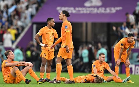 Spelers van Oranje na het verlies in de kwartfinale van het WK 2022 tegen Argentinië.