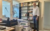 Dominee Gerrit Wessels is al bezig om de boeken in zijn studeerkamer op te ruimen. 