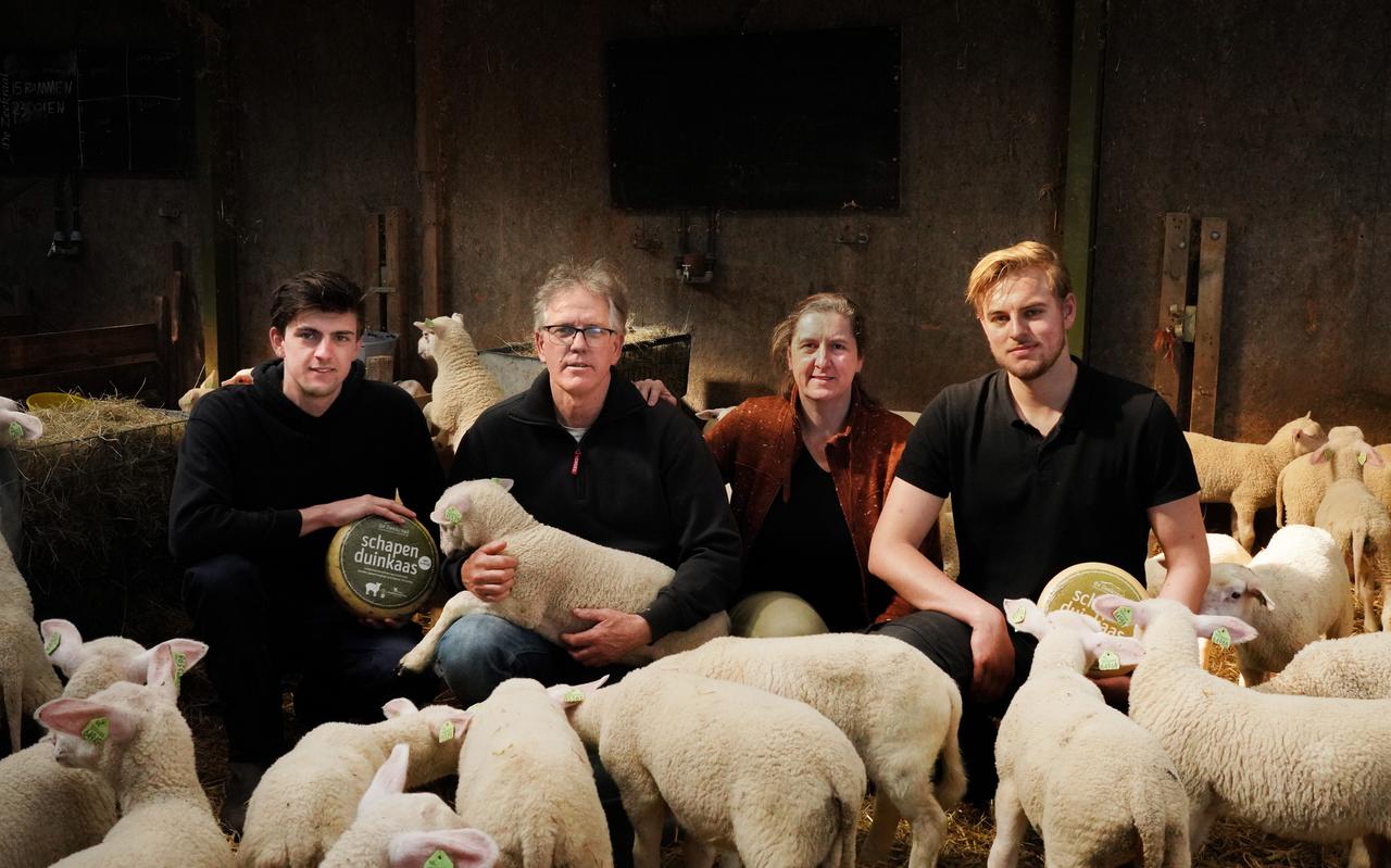 Laurens, Gerben, Jolanda en Martijn Bakker (vlnr) van kaasboerderij De Zeekraal in Oosterend (Terschelling). Laurens, Gerben, Jolanda en Martijn Bakker (vlnr) van kaasboerderij De Zeekraal in Oosterend (Terschelling).