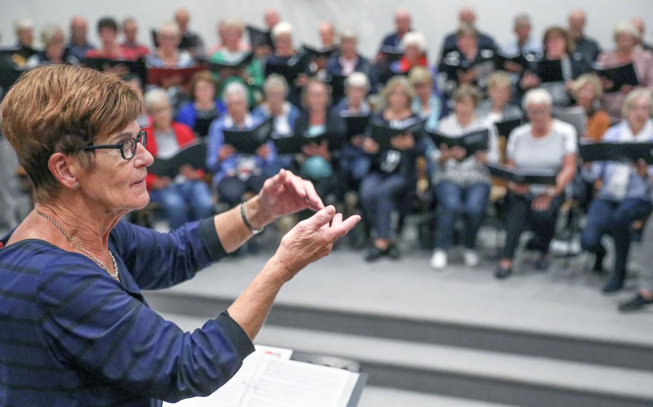 Grietje Dam was in 2019 zestig jaar dirigent en hield met zestig zangers een groot jubileumconcert in Sneek. 