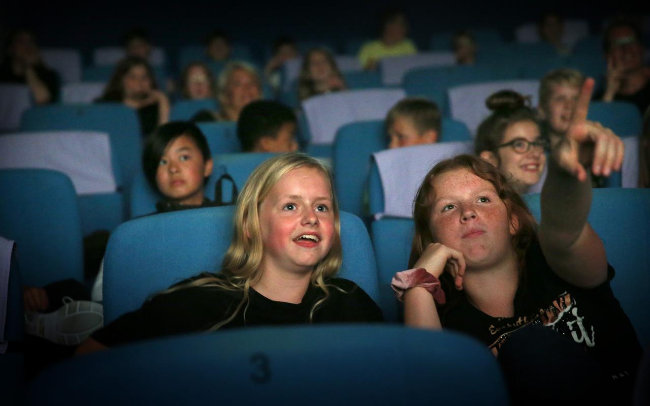 Rosanne Wouda (links) en Destiny Jonker kijken naar hun eigen gemaakte eindfilm. Rosanne Wouda (links) en Destiny Jonker kijken naar hun eigen gemaakte eindfilm.