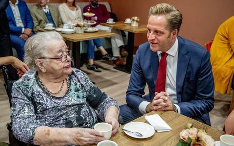 Hugo de Jonge als minister van Volksgezondheid, Welzijn en Sport tijdens een werkbezoek aan het Sint Elisabeth Verpleeg- en Gasthuis (EVG) in Amersfoort in 2018. De organisatie biedt zorg aan oudere mensen met dementie. 