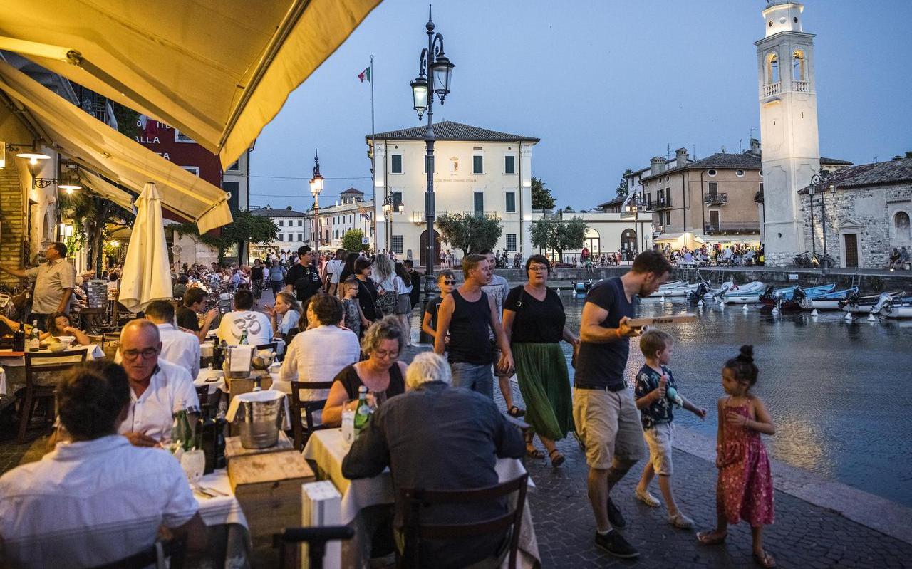 Toeristen in het Italiaanse dorp Lazise nabij het Gardameer. Jaarlijks trekken vele duizenden Nederlanders op vakantie naar het meer in het noorden van Italië. Toeristen in het Italiaanse dorp Lazise nabij het Gardameer. Jaarlijks trekken vele duizenden Nederlanders op vakantie naar het meer in het noorden van Italië.