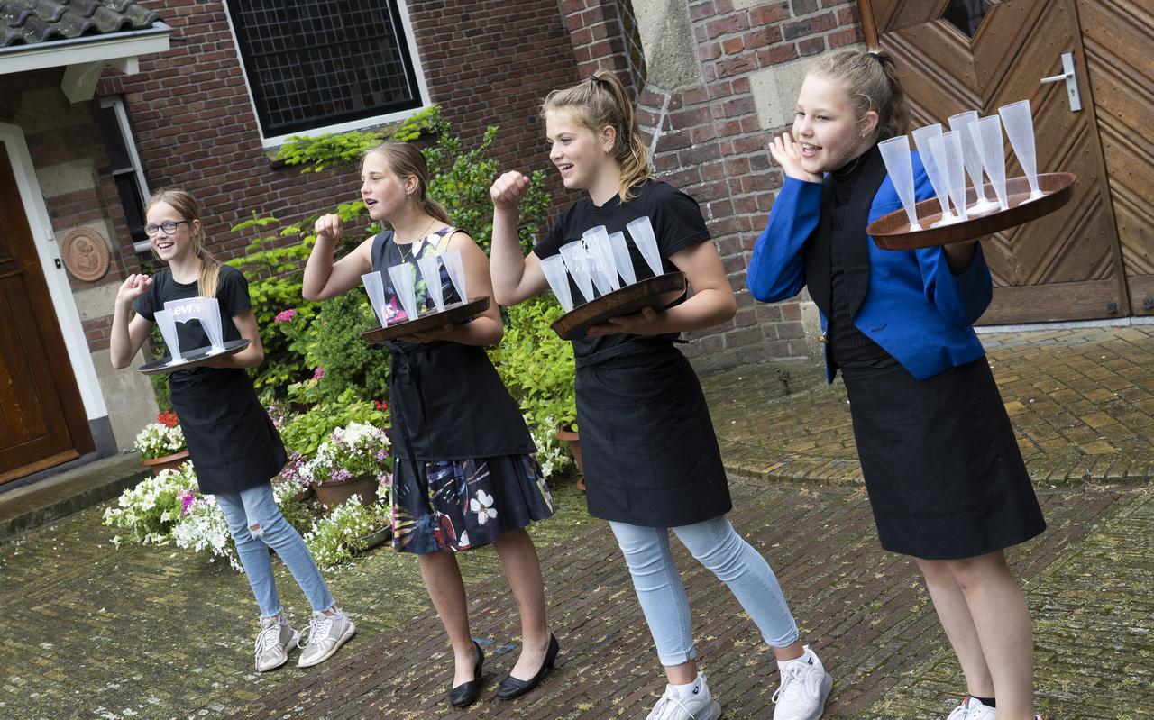 Vlnr. Mirthe Breuker, Manouk Scharringa, Linda vd Meer en Nathalie de Groot van groep 8 van IKC Sint Radbodus. Vlnr. Mirthe Breuker, Manouk Scharringa, Linda vd Meer en Nathalie de Groot van groep 8 van IKC Sint Radbodus.