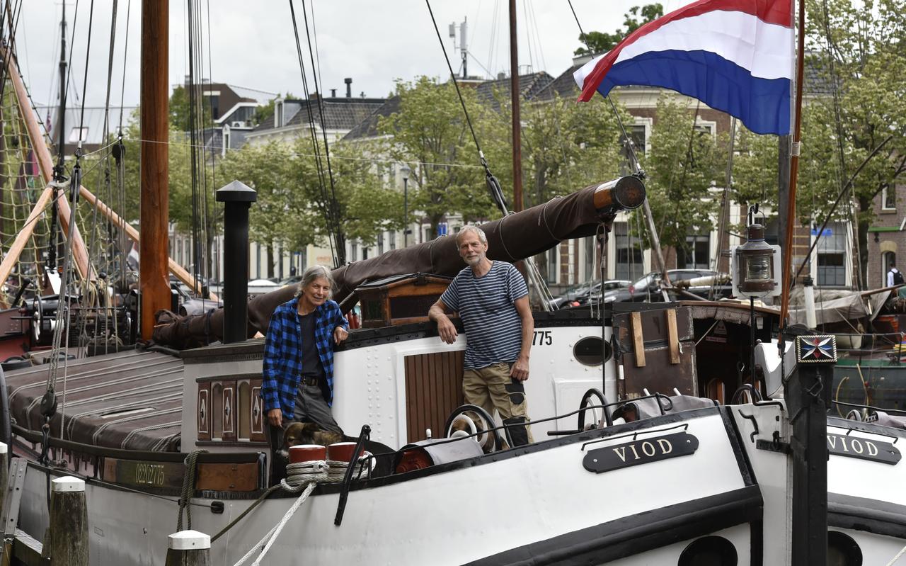 Lia en Rolf van der Mark op hun woonschip Viod. Lia en Rolf van der Mark op hun woonschip Viod.