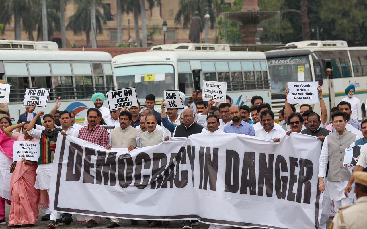 Protest in Delhi tegen het 'ondemocratische' regeringsbeleid. Dat is er volgens critici op gericht de bevolking massaal digitaal in de gaten te houden.