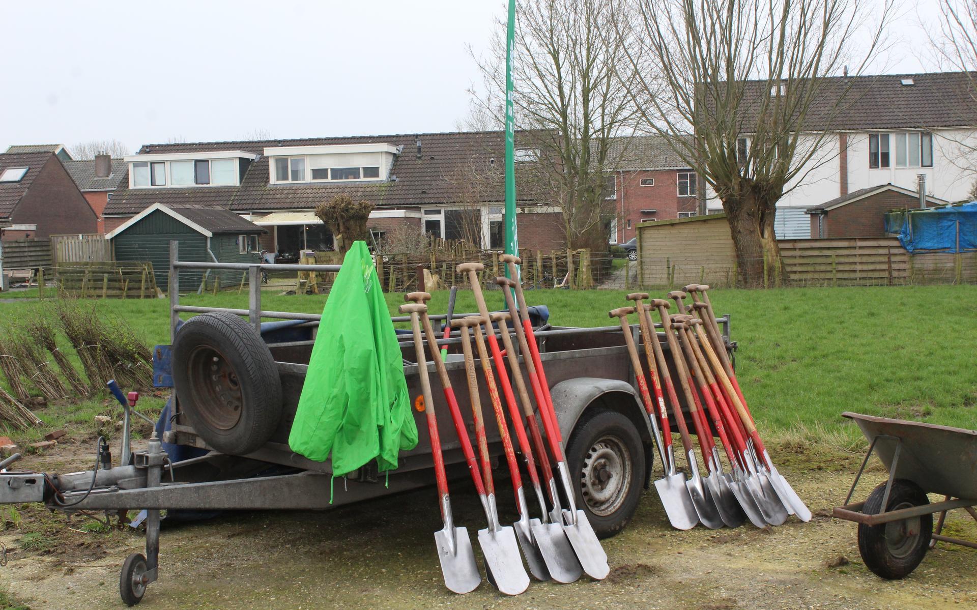 Hotelschoolstudenten voor een dag hovenier bij boomplantdag Stroobos