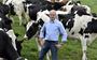 Bedrijfsbegeleider en accountant Geert Veenstra (van Alfa Accountants) bij de koeien van melkveehouder Miedema.