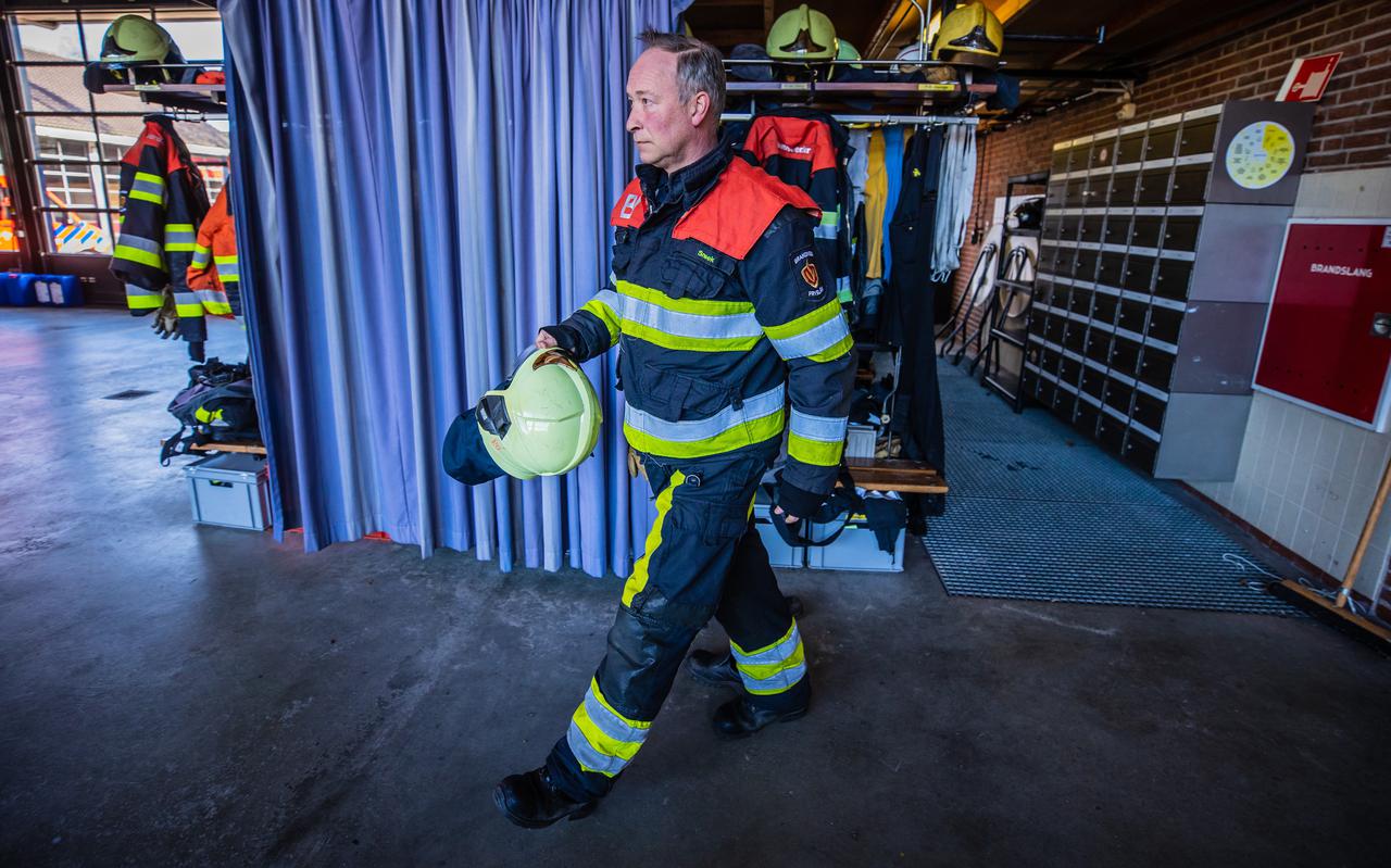 Bij de brandweerkazerne in Sneek loopt Pieter Osinga langs brandweerwagens. 