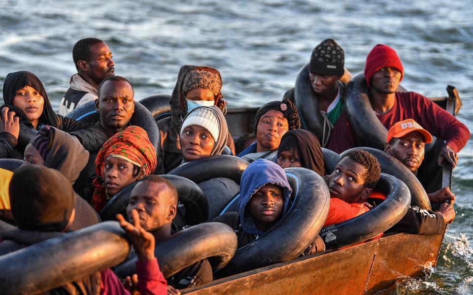 Migranten op een boot onderweg van Tunesië naar de Italiaanse kust, in oktober 2022. 