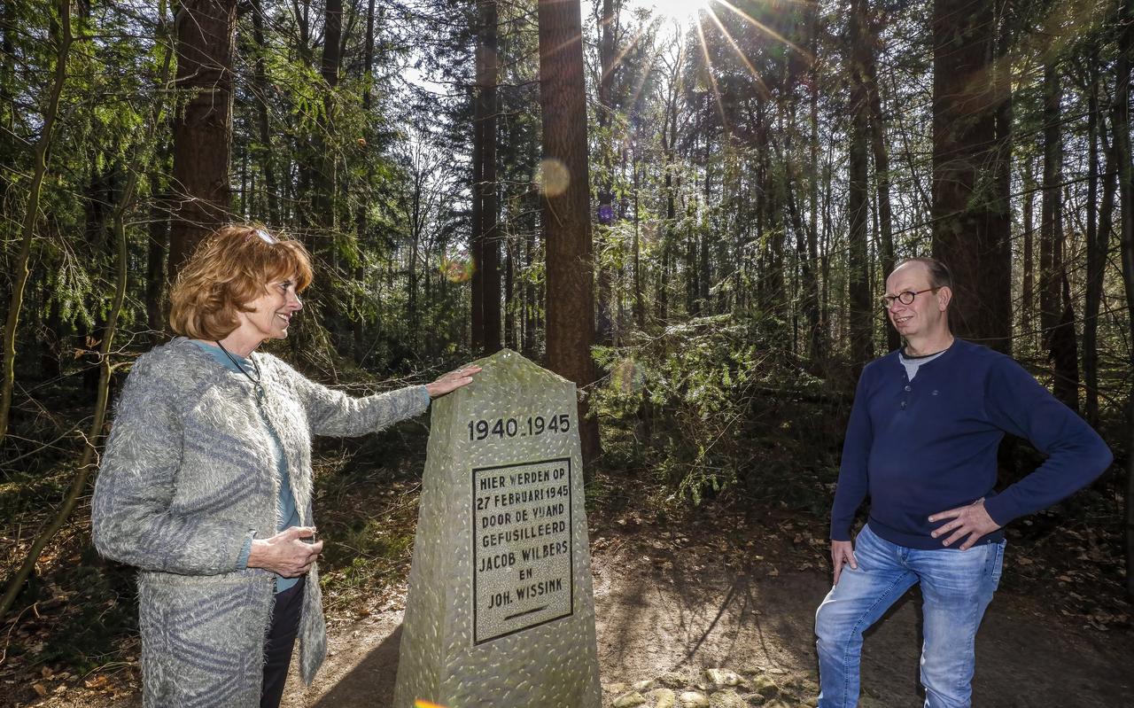 Conny Wissink en Cees Walinga bij het verzetsmonument in het Elfenbos in Oudemirdum. Conny Wissink en Cees Walinga bij het verzetsmonument in het Elfenbos in Oudemirdum.