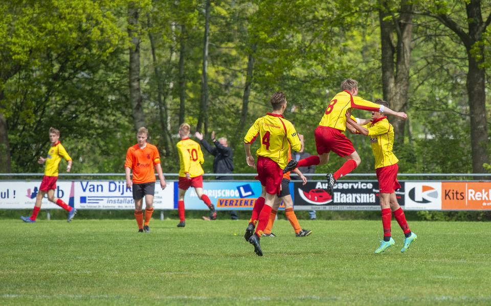 Blijdschap na de 1-0 van Remco Wijma in het duel tussen Drogeham en Eastermar, dat eindigde in 2-0. 
