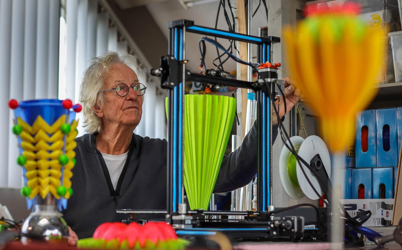 Kunstenaar Bernard Zantman maakt een object met een 3D-printer.