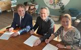 Bestuursleden Remco Meijerink (Friese Poort), Carlo Segers (Friesland College) en Alice Muller (Friese Poort) (vlnr) ondertekenen de intentieverklaring.