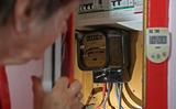 Diane Skidmore uit Londen de elektriciteitsmeter in haar huurflat in het zuiden van de Britse hoofdstad. 