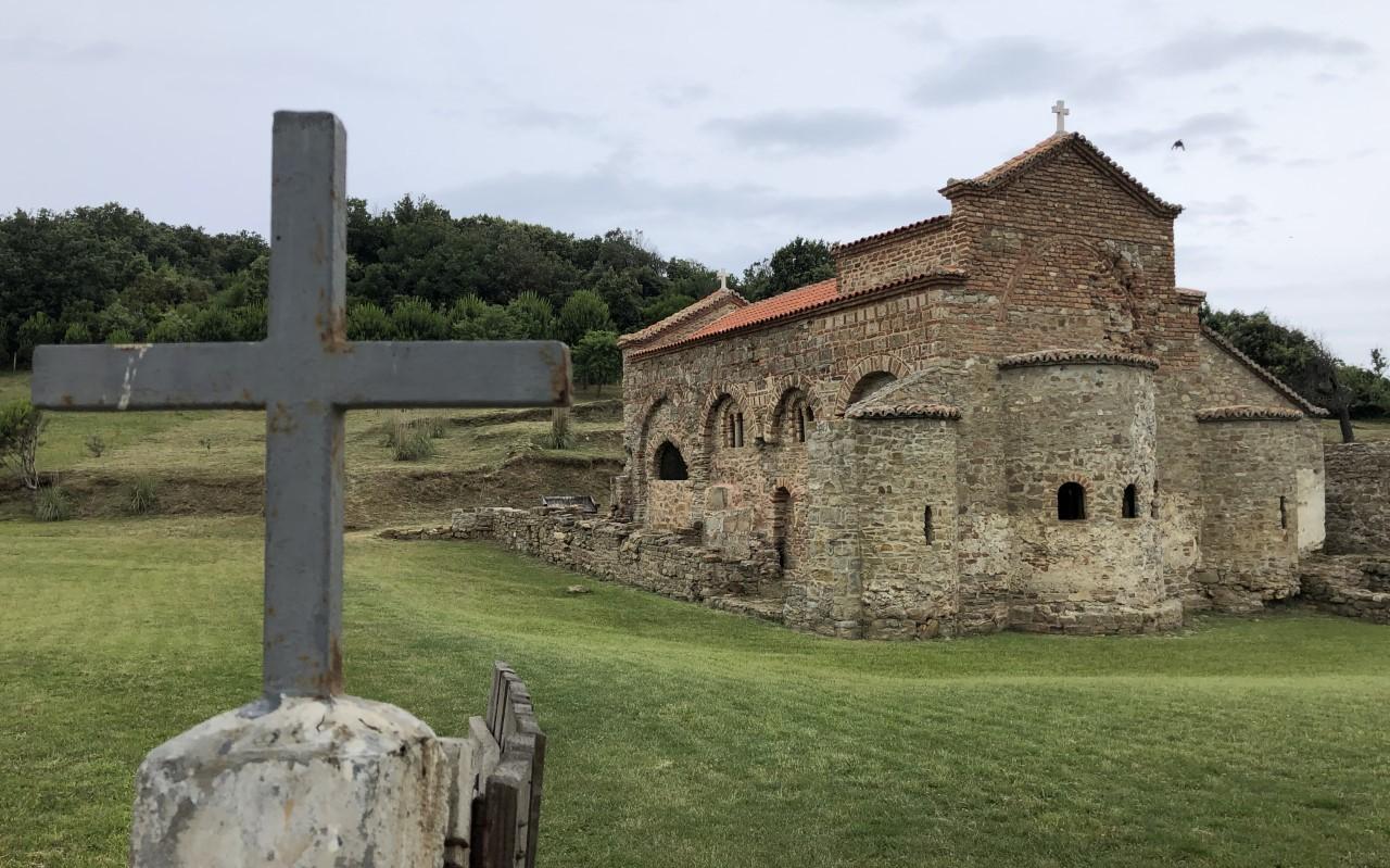 Albanië kent een rijke christelijke historie, die onder meer terug te zien is in de gebouwen in het landschap. Albanië kent een rijke christelijke historie, die onder meer terug te zien is in de gebouwen in het landschap.