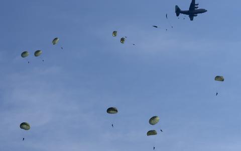 Parachutisten springen uit een vliegtuig tijden de internationale NAVO-oefening Falcon Leap bij Ermelo in 2021. 