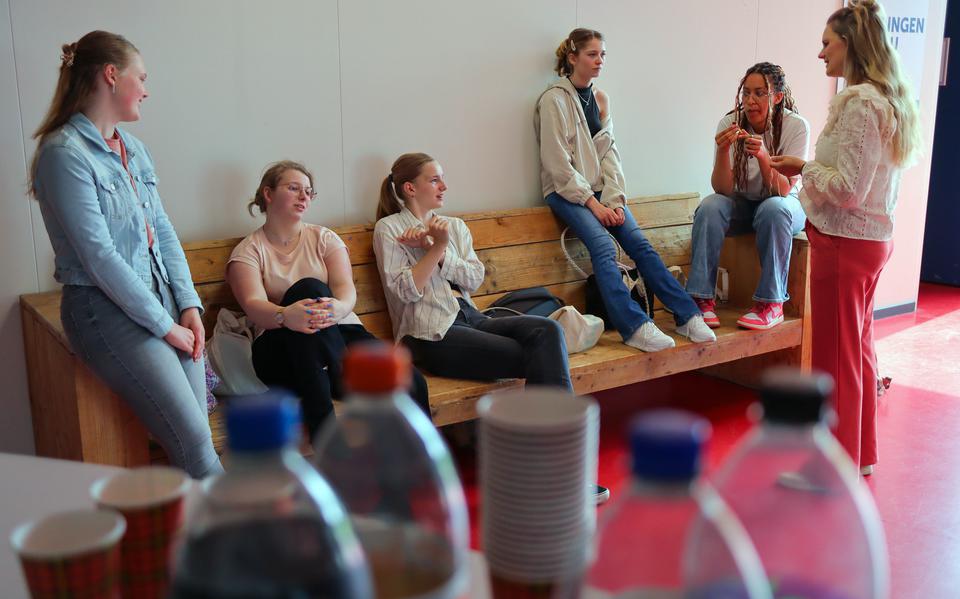 Havisten spreken het examen Engels na onder begeleiding van Tineke Yntema (rechts met rode broek).