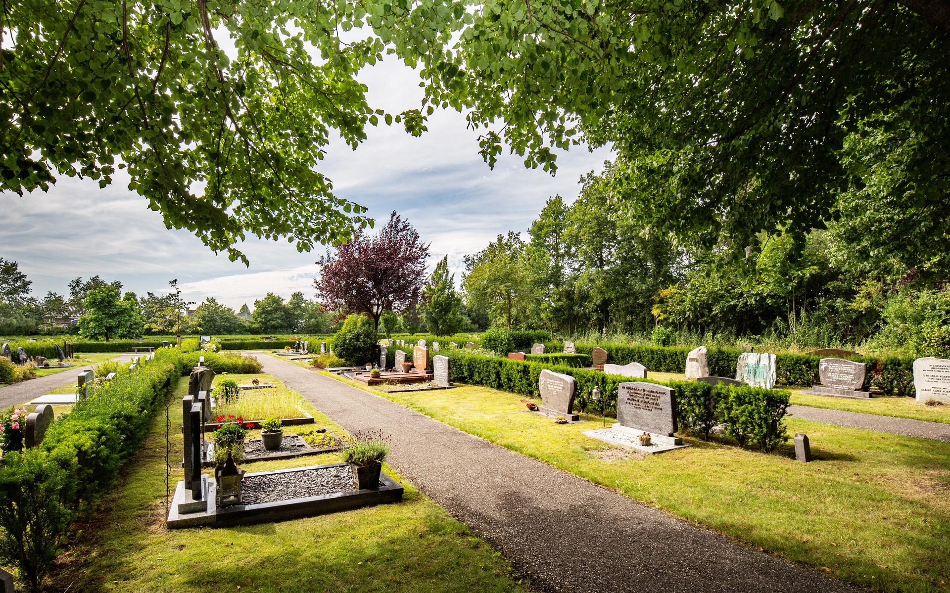  Begraafplaats Lindenhof aan de Metslawiersterwei in Dokkum. 