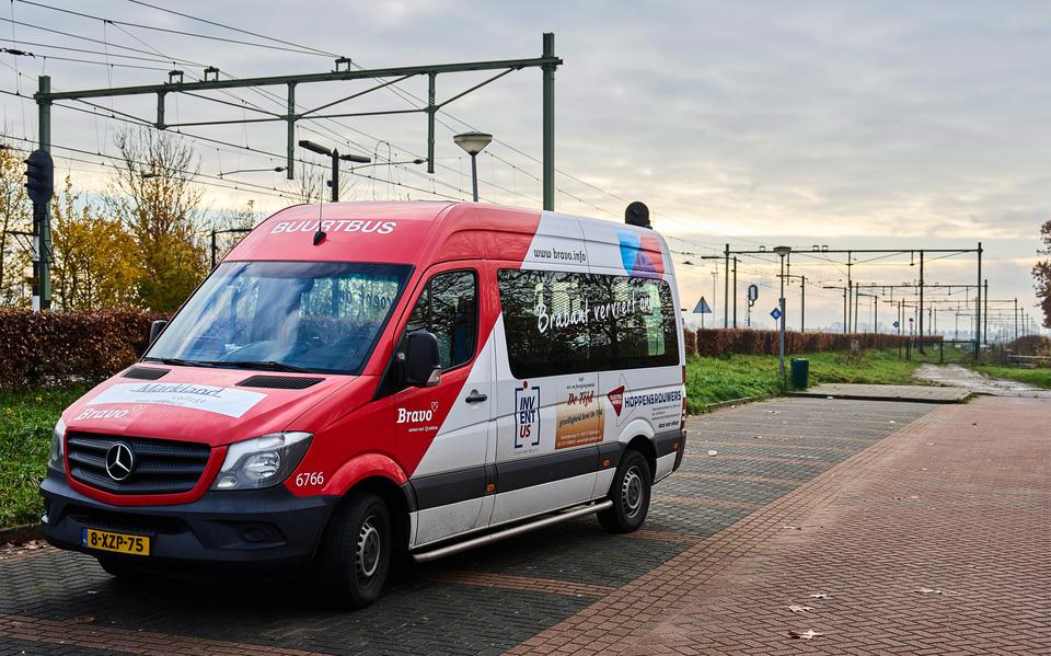 In sommige regio's waar buslijnen zijn opgeheven zetten inwoners nu met vrijwilligers zelf een bussysteem op: de buurtbus. Maar daarbij komt vaak een hoop papierwerk - en er zijn veel mensen voor nodig. 