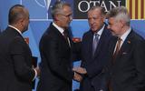 NATO-baas Jens Stoltenberg en de Turkse president Erdogan geven elkaar de hand na het tekenen van het memorandum.
