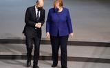Bondskanselier Angela Merkel in gesprek met SPD-leider Olaf Scholz, de minister van Financiën in het huidige kabinet en de beoogde nieuwe bondskanselier. 