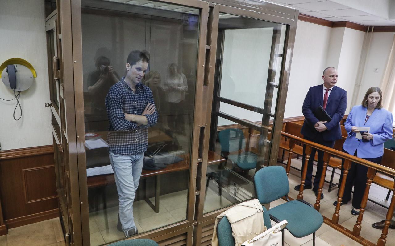 Evan Gershkovich in een glazen hok tijdens een voorgeleiding in de rechtbank van Moskou, 18 april. Evan Gershkovich in een glazen hok tijdens een voorgeleiding in de rechtbank van Moskou, 18 april.