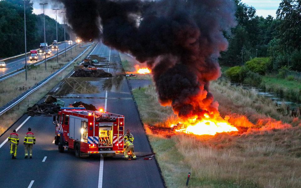 Hooibalen zijn woensdag langs de A28 in de brand gestoken.